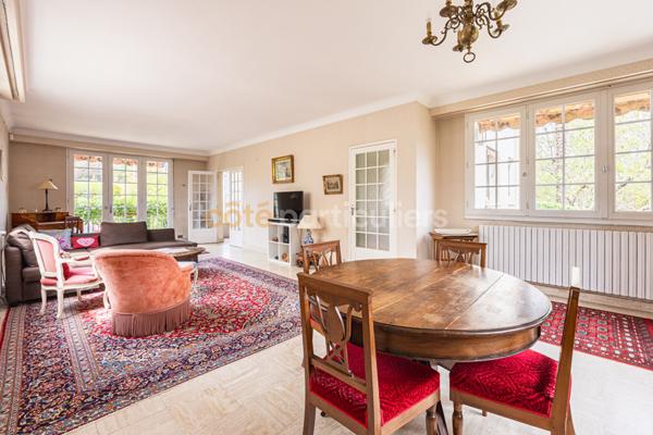 Vente
                Maison205 m² - 9 Pièces -
                    NANTES (44300)
