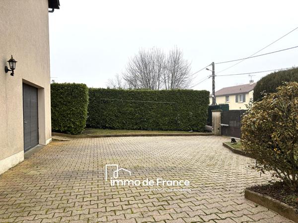 Maison pavillonnaire avec sous-sol et terrain clos