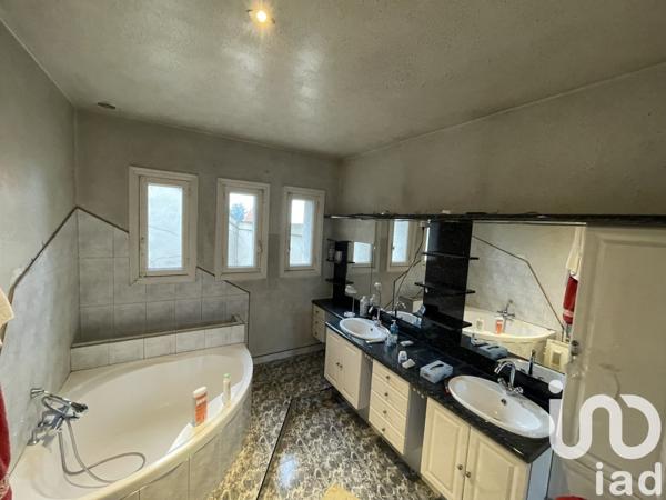 Maison 7 pièces de 229 m² à Roanne (42300)