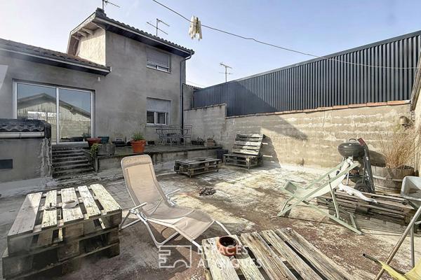 Volume brut avec terrasse suspendue à Bastide