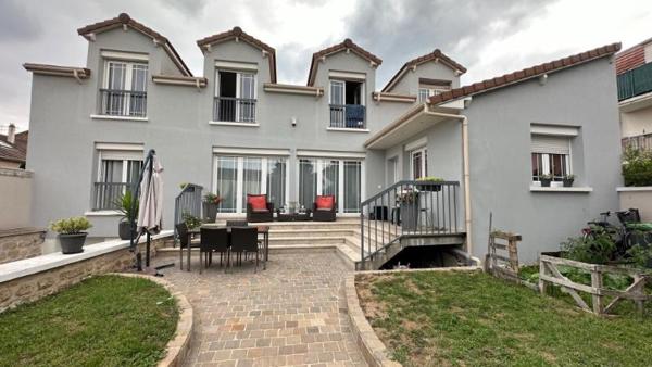 Maison familiale de 246 m² avec jardin, terrasse, parkings et deux studios – secteur calme à Ivry-sur-Seine