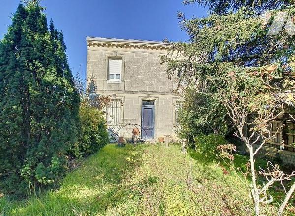 Avenue de la Libération, à proximité de l'hippodrome, au pied du tram D, maison en pierre en R+...