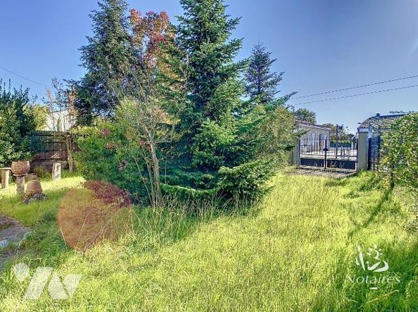 Avenue de la Libération, à proximité de l'hippodrome, au pied du tram D, maison en pierre en R+...