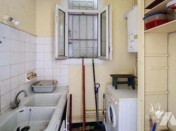 Avenue de la Libération, à proximité de l'hippodrome, au pied du tram D, maison en pierre en R+...