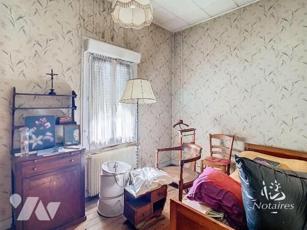 Avenue de la Libération, à proximité de l'hippodrome, au pied du tram D, maison en pierre en R+...