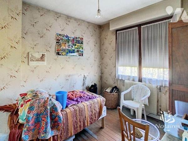 Avenue de la Libération, à proximité de l'hippodrome, au pied du tram D, maison en pierre en R+...