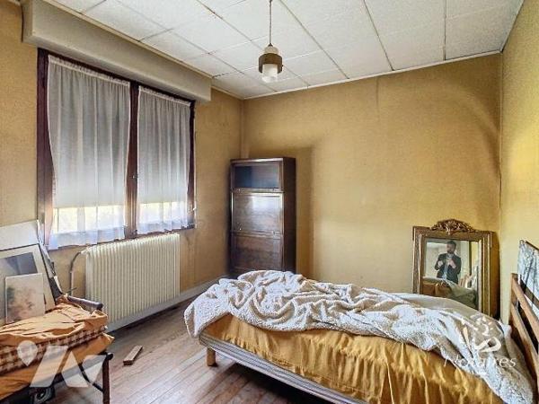 Avenue de la Libération, à proximité de l'hippodrome, au pied du tram D, maison en pierre en R+...