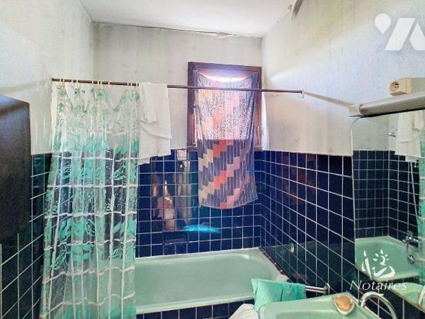 Avenue de la Libération, à proximité de l'hippodrome, au pied du tram D, maison en pierre en R+...