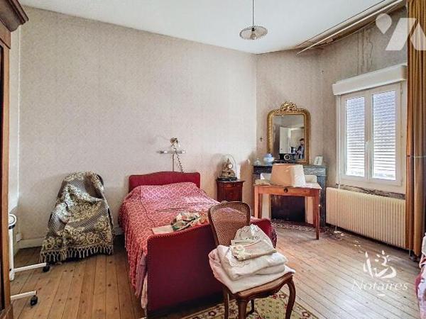 Avenue de la Libération, à proximité de l'hippodrome, au pied du tram D, maison en pierre en R+...