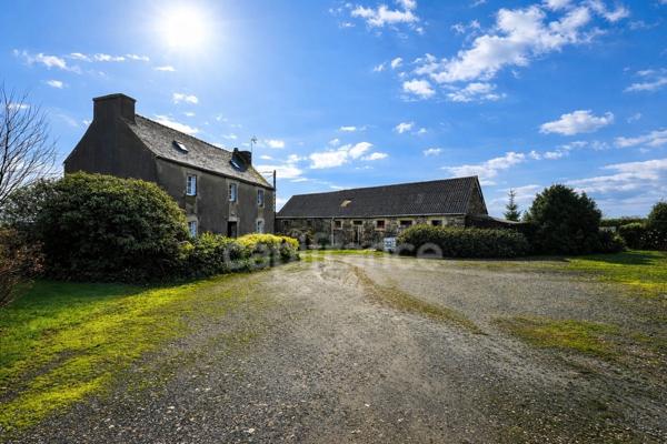 Ensemble immobilier à rénover – Grand terrain – PLOUDIRY (29)
