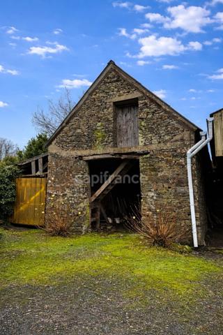 Ensemble immobilier à rénover – Grand terrain – PLOUDIRY (29)