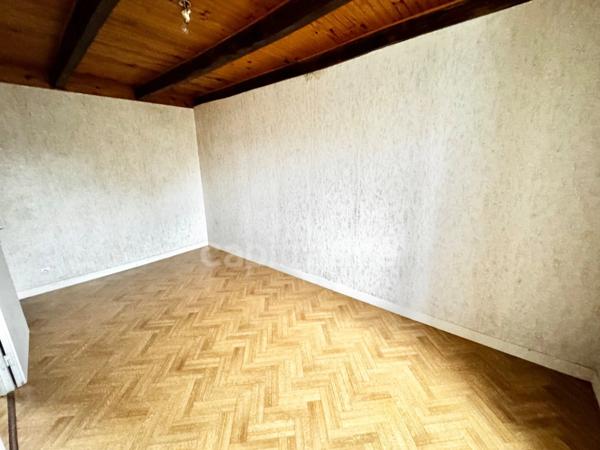 Ensemble immobilier à rénover – Grand terrain – PLOUDIRY (29)