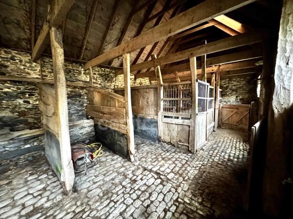 Ensemble immobilier à rénover – Grand terrain – PLOUDIRY (29)