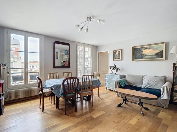 Emplacement n°1, commerces, métro, vue Château