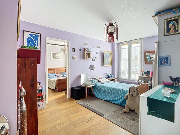 Emplacement n°1, commerces, métro, vue Château