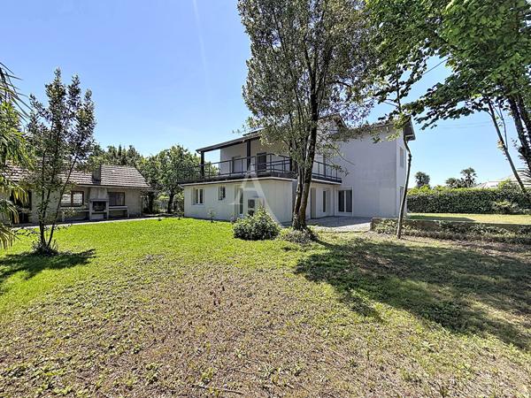 Pau, Maison de 6 chambres avec 2 logements indépendants sur terrain plat et arboré. Fort potentiel locatif