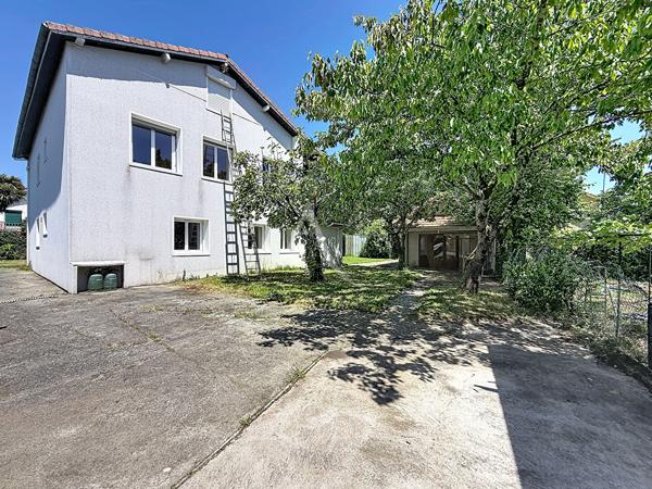 Pau, Maison de 6 chambres avec 2 logements indépendants sur terrain plat et arboré. Fort potentiel locatif