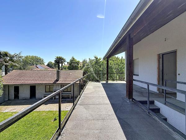 Pau, Maison de 6 chambres avec 2 logements indépendants sur terrain plat et arboré. Fort potentiel locatif