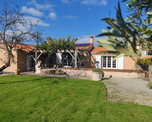 LE LOROUX-BOTTEREAU, maison avec panneaux solaires et puits + terrain constructible partiellement...