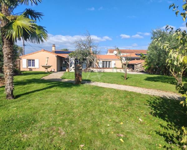 LE LOROUX-BOTTEREAU, maison avec panneaux solaires et puits + terrain constructible partiellement...
