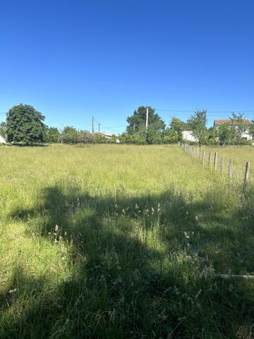 Terrain à bâtir de 1636m2, alliant tranquillité dans un environnement verdoyant et à proximité des commodités.