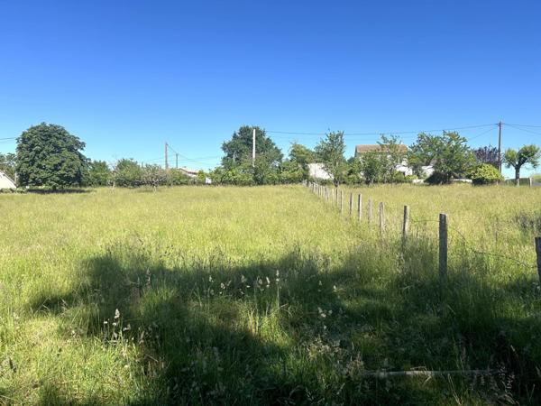 Terrain à bâtir de 1636m2, alliant tranquillité dans un environnement verdoyant et à proximité des commodités.