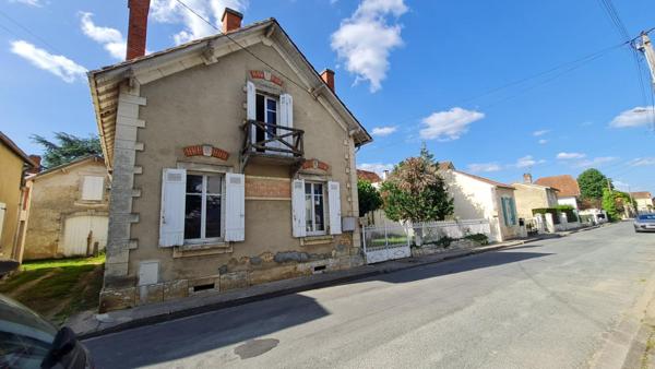 24400  Mussidan Maison  style année 30 proche centre ville.  5 pièces 135 m2 dépendance et jardin