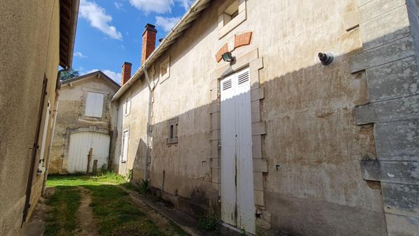 24400  Mussidan Maison  style année 30 proche centre ville.  5 pièces 135 m2 dépendance et jardin