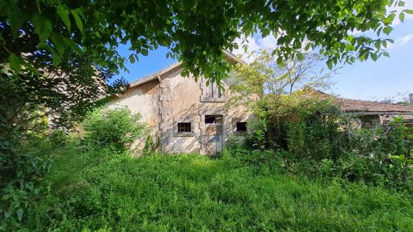 24400  Mussidan Maison  style année 30 proche centre ville.  5 pièces 135 m2 dépendance et jardin