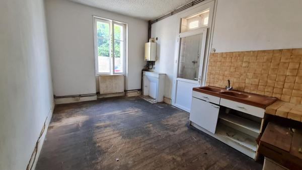 24400  Mussidan Maison  style année 30 proche centre ville.  5 pièces 135 m2 dépendance et jardin