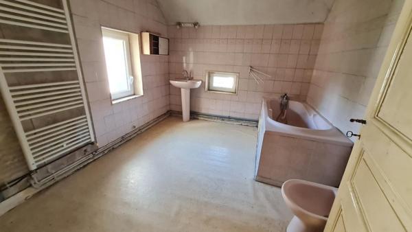24400  Mussidan Maison  style année 30 proche centre ville.  5 pièces 135 m2 dépendance et jardin