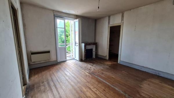 24400  Mussidan Maison  style année 30 proche centre ville.  5 pièces 135 m2 dépendance et jardin