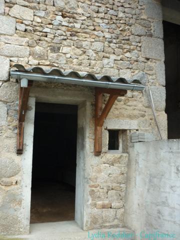 Grange + dépendances à vendre (63300)