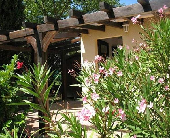 Maison avec jardinet.