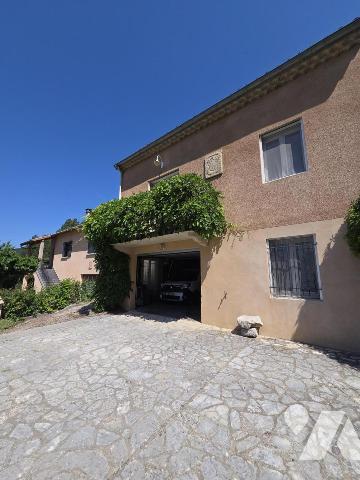 Maison d'habitation avec terrain attenant.