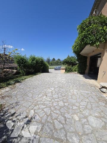 Maison d'habitation avec terrain attenant.