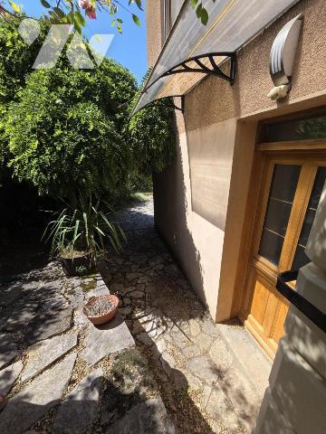 Maison d'habitation avec terrain attenant.