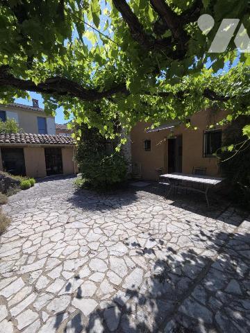 Maison d'habitation avec terrain attenant.