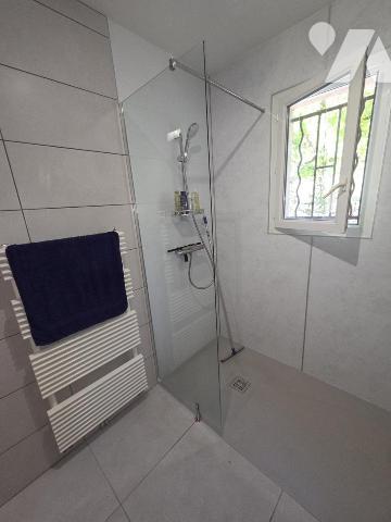 Maison d'habitation avec terrain attenant.