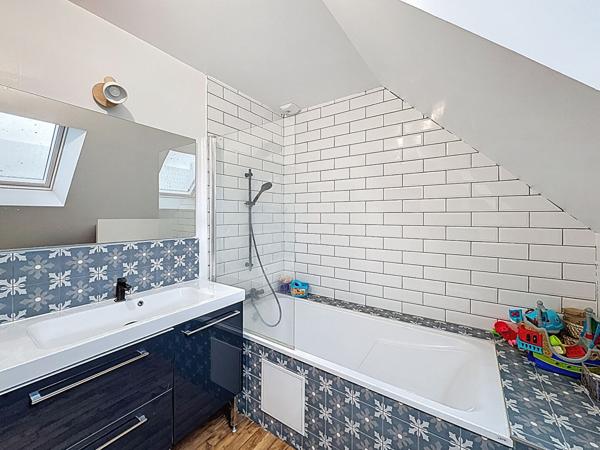 Maison rénovée de 116 m², 3 chambres avec vie de plain pied - Garage - Kervignac.