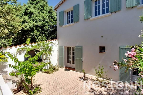 A VENDRE TARADEAU Villa avec piscine sur 1 450 m² de terrain, PROCHE VILLAGE A PIED - 4 chambres, bureau, garage et carport