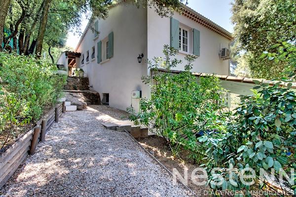 A VENDRE TARADEAU Villa avec piscine sur 1 450 m² de terrain, PROCHE VILLAGE A PIED - 4 chambres, bureau, garage et carport