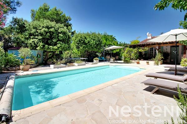 A VENDRE TARADEAU Villa avec piscine sur 1 450 m² de terrain, PROCHE VILLAGE A PIED - 4 chambres, bureau, garage et carport