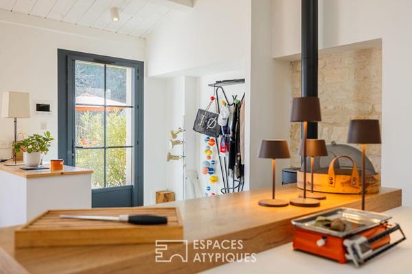 Ancien chai revisitée en Villa Arty aux couleurs Solaires, proche de la Plage.