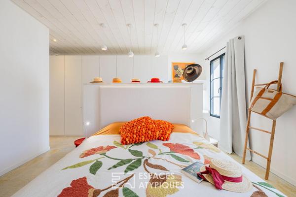 Ancien chai revisitée en Villa Arty aux couleurs Solaires, proche de la Plage.