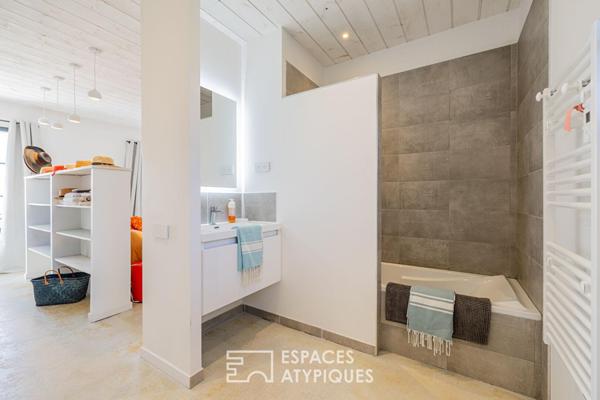 Ancien chai revisitée en Villa Arty aux couleurs Solaires, proche de la Plage.