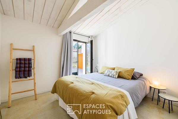 Ancien chai revisitée en Villa Arty aux couleurs Solaires, proche de la Plage.