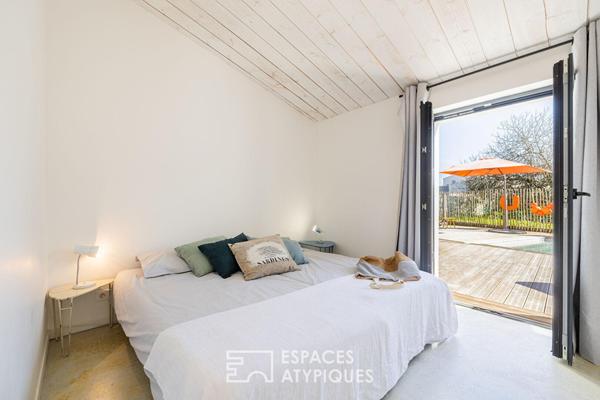 Ancien chai revisitée en Villa Arty aux couleurs Solaires, proche de la Plage.