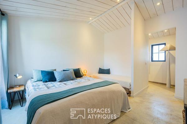 Ancien chai revisitée en Villa Arty aux couleurs Solaires, proche de la Plage.