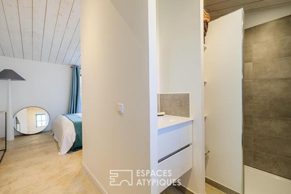 Ancien chai revisitée en Villa Arty aux couleurs Solaires, proche de la Plage.